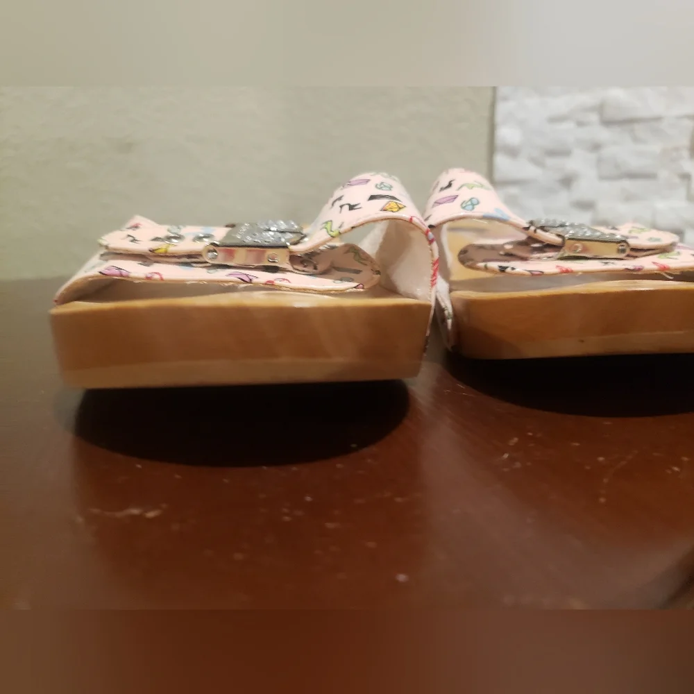 Barbie Graphic Wooden Sandals By Dr. Scholl's - Picture 4 of 5